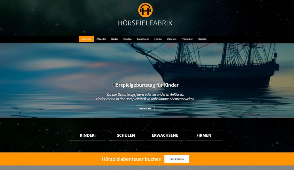 Ein Screenshot des Headerbereichs der Website von "Die Hörspielfabrik" mit Logo, Menüführung und einem Hintergrundbild, dem Schiff auf See.